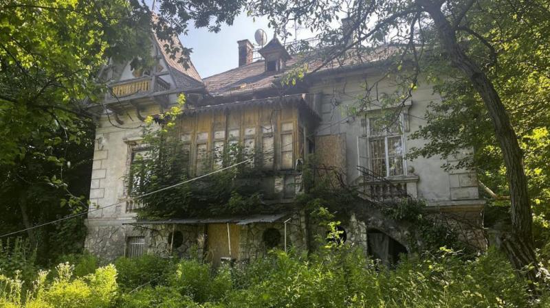 A svábhegyi villa, amely a romlás szélén áll, papíron Matolcsy Ádám családjának otthona. A 24.hu cikkében bemutatott épület különös történeteket rejt, és a környék szellemisége is sajátos hangulatot áraszt.