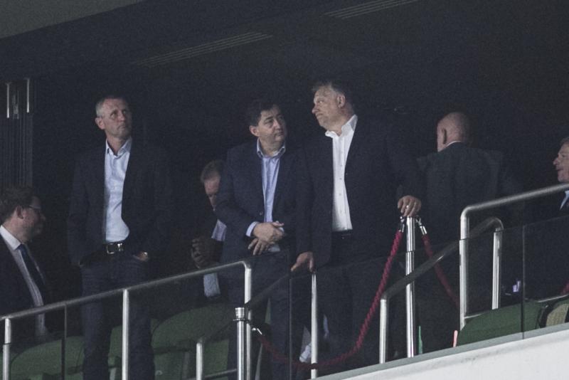 Mészáros Lőrinc első milliárdjának titokzatos meséje

Mészáros Lőrinc, a magyar üzleti élet meghatározó alakja, már jó ideje a figyelem középpontjában áll. De vajon hogyan vált az ország egyik legismertebb milliárdosává? Az első milliárdjának megszerzésén
