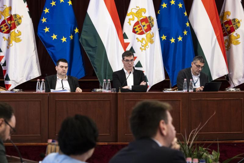 A Fidesz és a Tisza is úgy döntött, hogy nem vesznek részt a közgyűlésen, ezzel kifejezve ellenállásukat a jelenlegi helyzettel szemben.