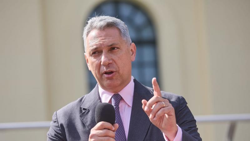 Lázár János bejelentette, hogy kárpótlást kínál az egykori devizahitelesek számára, ezzel reményt adva azoknak, akik nehéz helyzetbe kerültek a devizaalapú kölcsönök miatt.