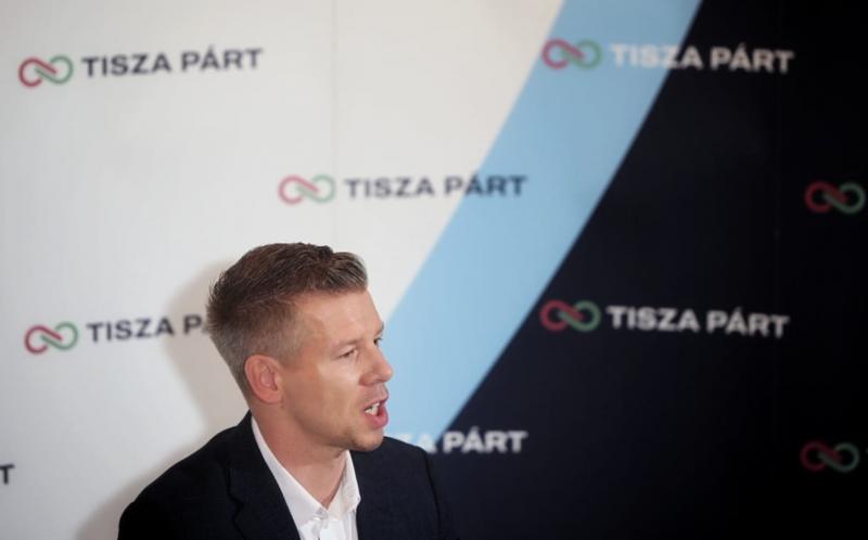 Magyar Péter gúnyosan nevetett Gulyás Gergelyen, aki azt állította, hogy a miniszterelnök bérét törvény szabályozza.