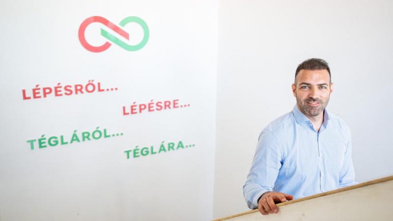 Tárkányi Zsolt, a Tisza Párt frissen kinevezett sajtófőnöke, a következőképpen vélekedik a szerkesztőségek világáról: „Amikor belépsz egy szerkesztőség ajtaján, azonnal érezni lehet a kreatív energia pulzálását. Az ötletek szabadon áramlanak, és az újságí