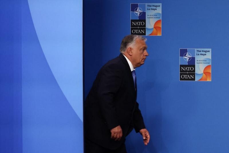Orbán a Cápa dallamaira lépett be a kormányülésre, és határozottan közölte a piros ruhás Vitályossal, hogy ő a farkas.