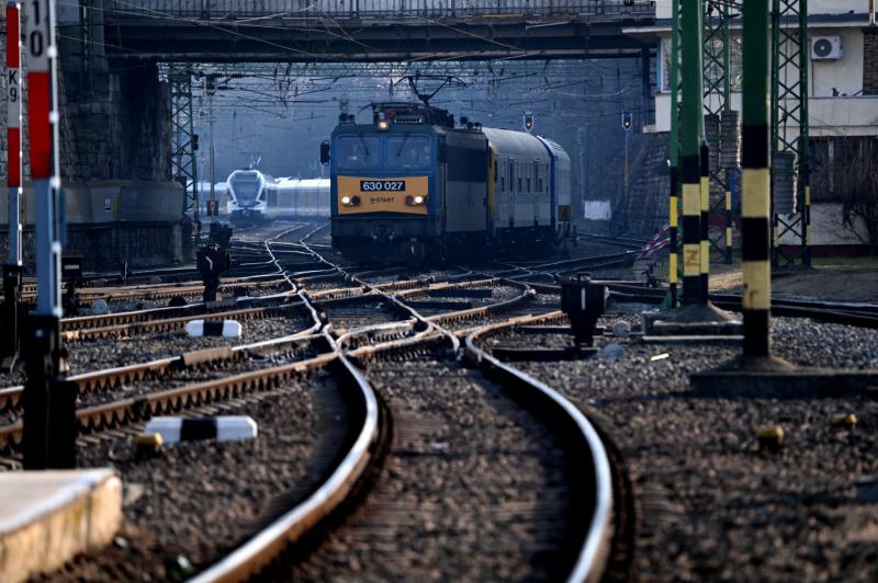 A Budapest-Cegléd-Szolnok vasútvonalon jelenleg leállt a vonatközlekedés, mivel Abony és Szolnok között leszakadt a felsővezeték.