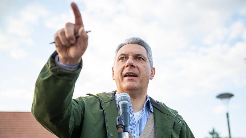 Lázár János milliárdos kártalanítást ígért Bábolna számára, azonban eddig semmiféle konkrét intézkedés nem történt az ügyben.