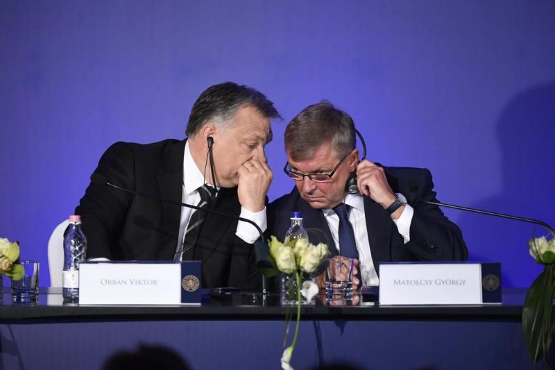 Így hát, noha Orbán szavai magasztalták Matolcsy teljesítményét, Varga csupán rápillantott, hogy megbizonyosodjon róla: az aranytartalék még mindig a helyén van-e.