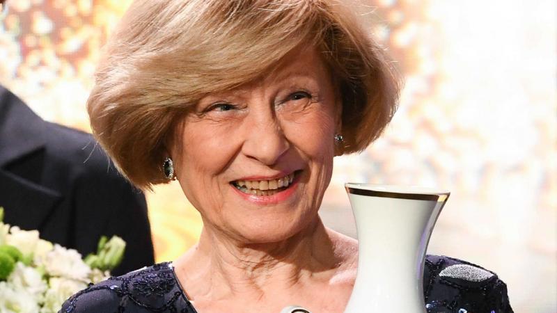 Kudlik Júlia, a televíziózás ikonjának, most 80. születésnapját ünnepeljük! A legendás bemondónő, aki évtizedeken át meghatározta a magyar képernyő világát, ma is aktívan éli mindennapjait. Számos generáció emlékezetében él, nemcsak kivételes stílusa, han