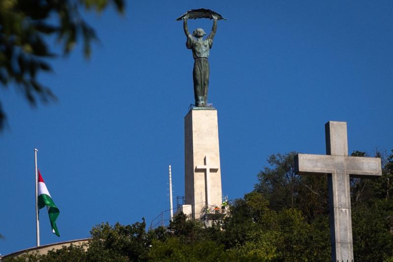 Az óriáskereszt immáron a Gellért-hegyi Szabadság-szobor tetején trónol, megkoronázva ezzel a főváros egyik ikonikus jelképét.