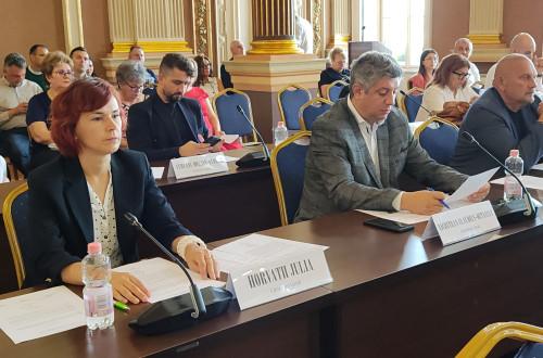 Folytatódik a Kamaraszínház évadjának izgalmas programja. Emellett a Megbékélési parknál létesülő új parkoló kulturális szerepet is betölthet a környéken.