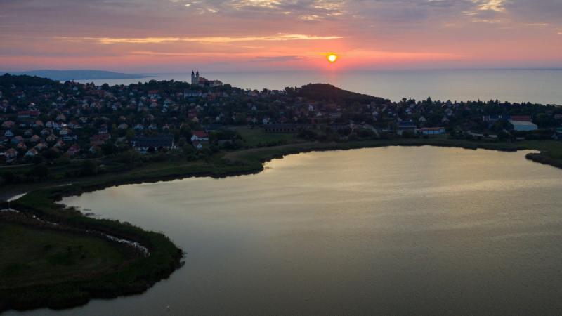 Rendkívüli formációk bukkantak fel a Balaton partján, amelyek különleges köröket formálnak a víz tükrén.