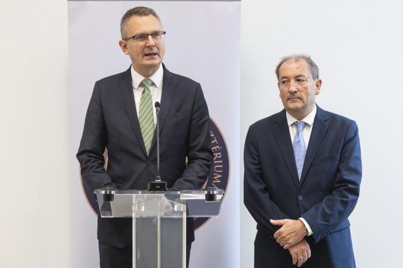A politika egyre inkább rátelepszik az oktatási rendszerre, és ez a nyomás hozzájárul a tömeges elbocsátásokhoz az Oktatási Hivatalnál.