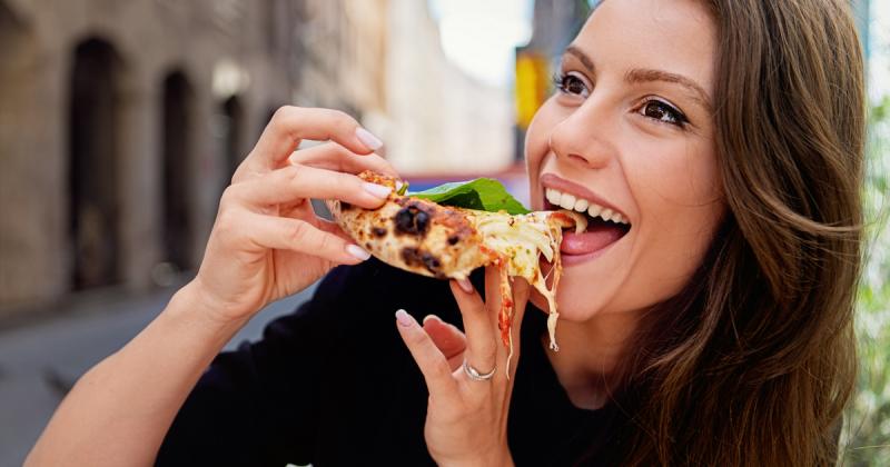 Mit árul el rólad a kedvenc pizzád? Talán meglepő módon, de sokat mondhat a személyiségedről. A választásod nem csupán ízlésedet tükrözi, hanem azt is, hogyan viszonyulsz az élethez és az emberekhez.

Ha a klasszikus Margherita a kedvenced, lehet, hogy ér