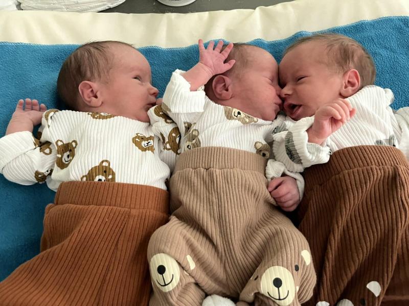 Kecskeméten újabb hármasikrek látták meg a napvilágot: Ákos, Levente és Kristóf. A város örömmel ünnepli az érkezésüket, hiszen a kisfiúk nemcsak a családjuk, hanem a közösség számára is különleges eseményt jelentenek. Az újdonsült szülők izgalma és boldo