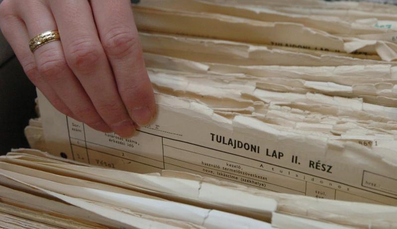 Legalább 15 ingatlanra tehetett szert a lakásmaffia, miközben az állam évtizedek óta passzívan szemléli a helyzetet, és nem lép fel a problémával szemben.