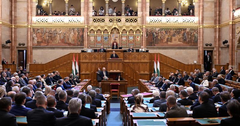 A Zsolti bácsi-ügy kezdetben igencsak megterhelőnek látszott, de most a Fidesz újabb offenzívába kezdett, míg a Tisza csendben várakozik.