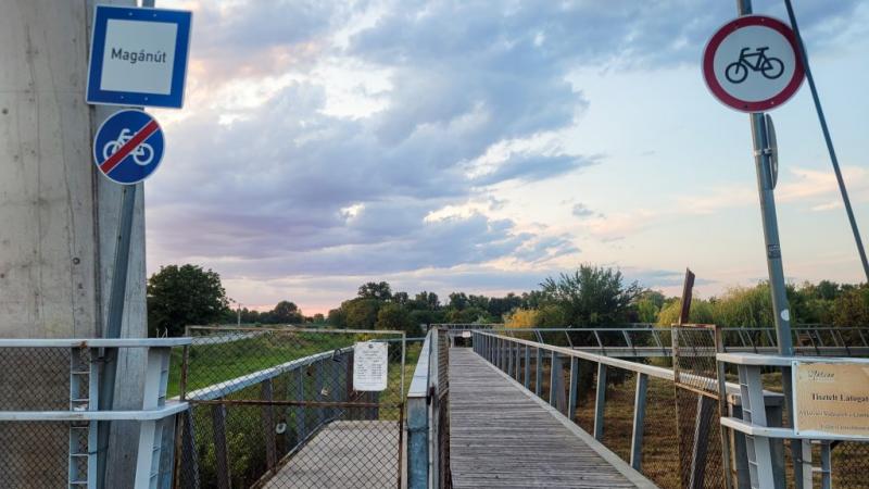 A hatvani biciklipark, amely uniós forrásból készült, mára egy elhagyatott, semmibe vezető rámpává vált.