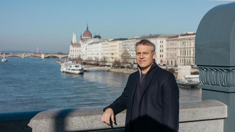 Juhász Péter nyilatkozott a házkutatás után, és kifejezte elégedetlenségét az eljárás menetét illetően. Holnap tanúként fogják kihallgatni.