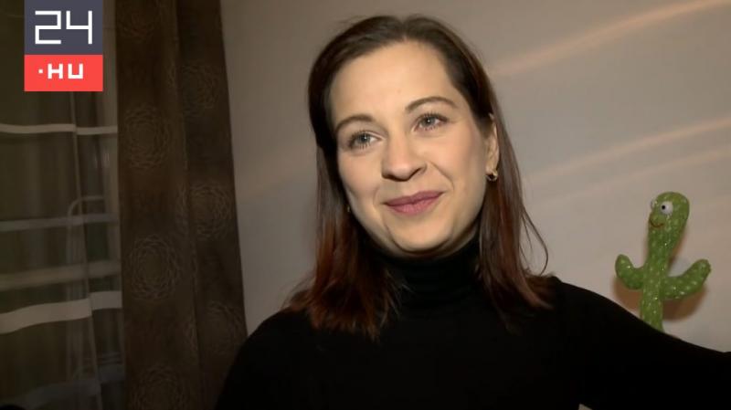 A kórház falain belül egy kisfiú él, akinek minden napja tele van várakozással és reménnyel. Egy nap, különleges esemény történt: a miniszteri biztos meglátogatta a családját. A kisfiú szemei felcsillantak, amikor a magas rangú vendég belépett a szobába, 