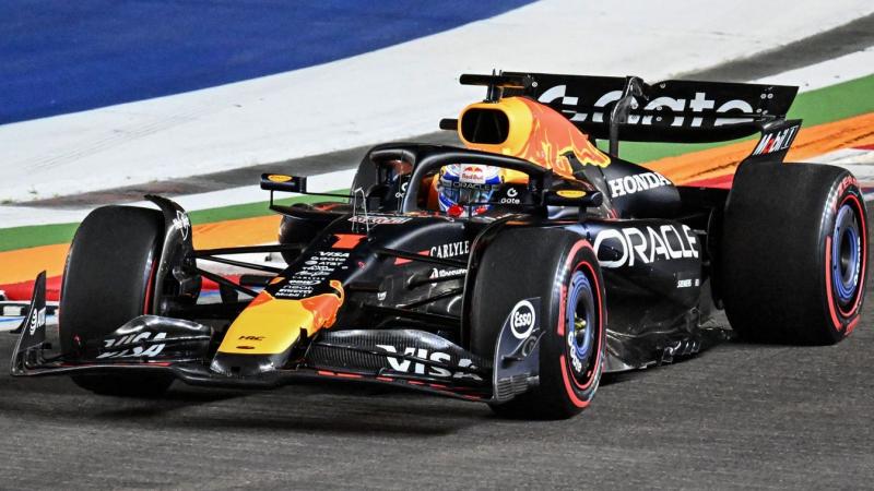 A brit Forma-1-es versenyzőt, Verstappent is váratlanul érte a szingapúri időmérő edzés kimenetele, ami hatalmas meglepetésként robbant be a verseny világába.