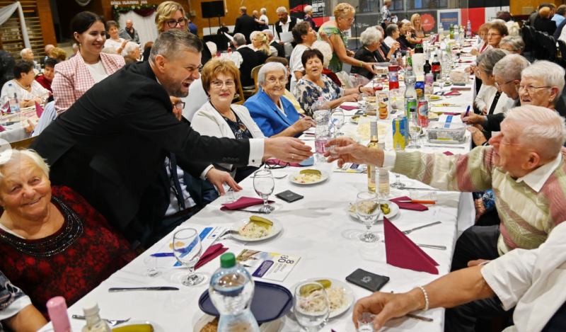 Nagykőrös új polgármestere számára egy 18 millió forintos autót vásároltak, miután az előző, hasonló típust 980 ezer forintért értékesítették.