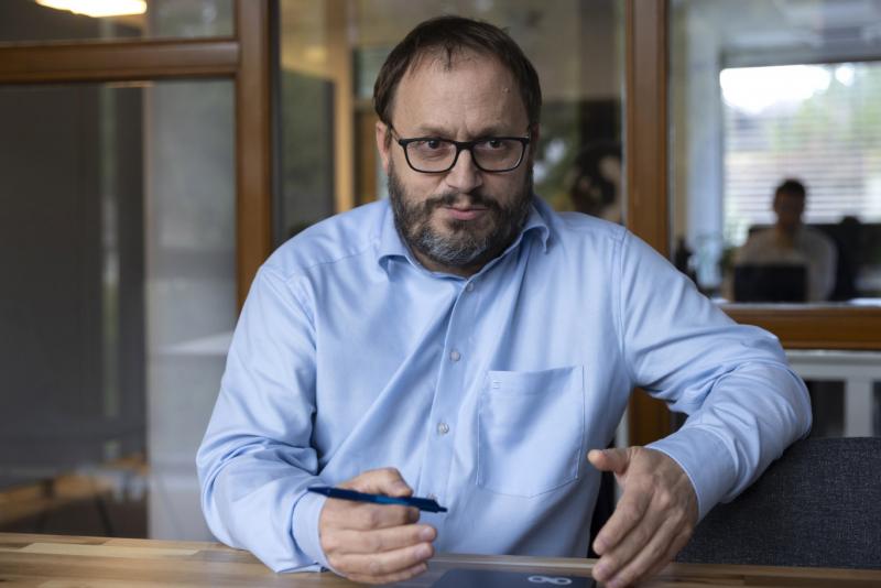 Kármán András: A gazdaságpolitika olyan, mint egy orosz rulett, ahol a kockázatokkal játszva a Fidesz megszokott üzletelési módszereit alkalmazza.