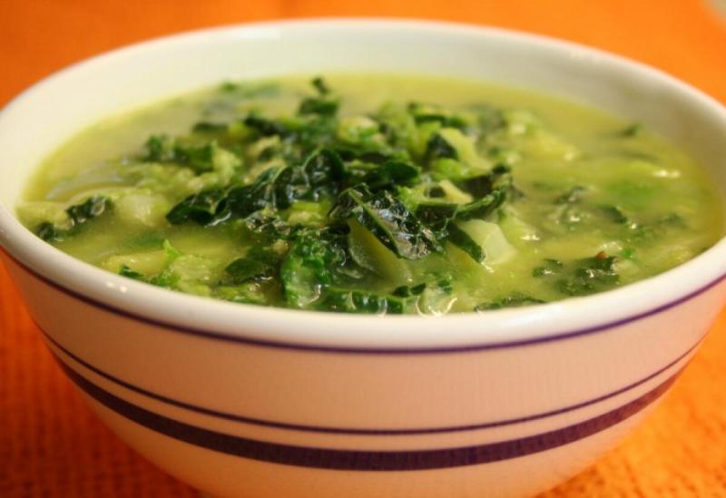 A kelkáposztafőzelék hagyományos elkészítése során a friss, roppanós kelkáposzta kerül a középpontba, melyet ízletes fűszerekkel és krémes alapokkal kombinálunk. A hozzávalók gondos válogatása és a főzés lassú, türelmes folyamatának köszönhetően a végered