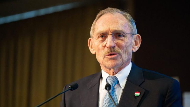 Fordulat a nyugdíj melletti munkavégzés terén | 24.hu

A nyugdíjasok munkavállalásának szabályai jelentős változásokon mentek keresztül, amely új lehetőségeket kínál a nyugdíjasok számára. A friss szabályozások célja, hogy támogassák a nyugdíj mellett dol