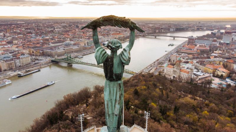 Magyarország kettévált: a jómódúak egyre bővítik vagyonukat, míg a többség küzd az alapvető megélhetésért, és csak apránként tud előrelépni.