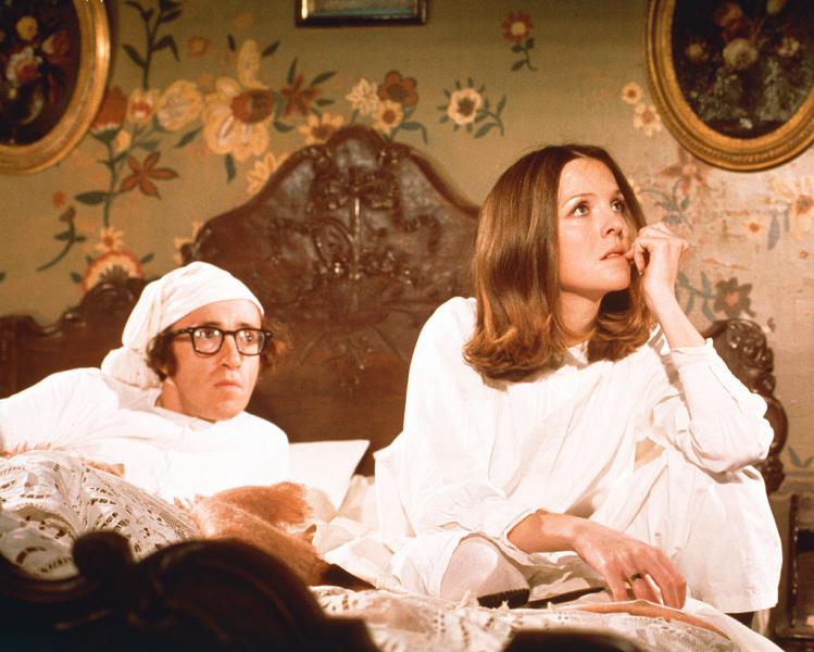 Diane Keaton életét számos ikonikus színész és emlékezetes szerep övezte, amelyek nyomot hagytak a filmművészet történetében. Fedezd fel a galériánkban, hogyan formálta a tehetsége és karizmája a mozi világát! | szmo.hu