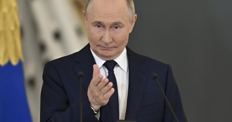 Vlagyimir Putyin hangsúlyozta, hogy elengedhetetlen az energiatermelő országok szuverenitásának megteremtése. E kijelentésével a globális energiapiacok stabilitásának és az önellátás fontosságának szükségességére hívta fel a figyelmet. A vezető szerint a 