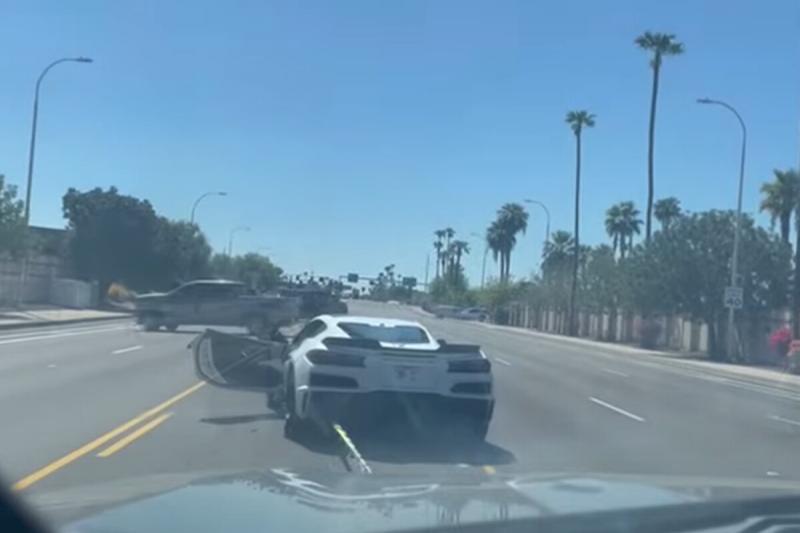 Egy fiatal fiú szédületes sebességgel szökött meg a rendőrök elől, és a lebukásának pillanata egy izgalmas videón öröklődött meg. Az esemény drámai fordulatot vett, ahogy a tinédzser mindent megpróbált, hogy elkerülje a hatóságokat.