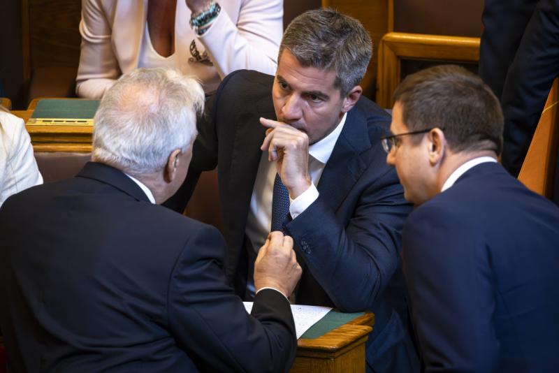 Ilyen jellegű politikai megtorlásra eddig még nem volt példa.