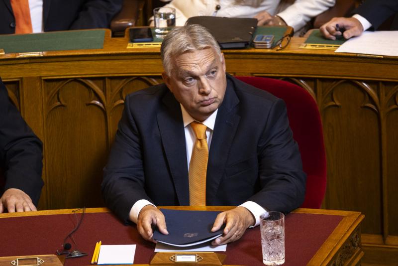 Orbán Viktor számára kihívást jelent, hogy a budapesti békecsúcsot el kellett halasztani.