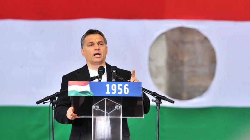 Az öt legemlékezetesebb pillanat, amikor Orbán Viktor az 1956-os hősökről beszélt

1. **A Történelem Újraértelmezése**: Orbán Viktor beszédeiben gyakran hangsúlyozta, hogy az 1956-os forradalom nemcsak a múlt, hanem a jelen és a jövő szempontjából is rend