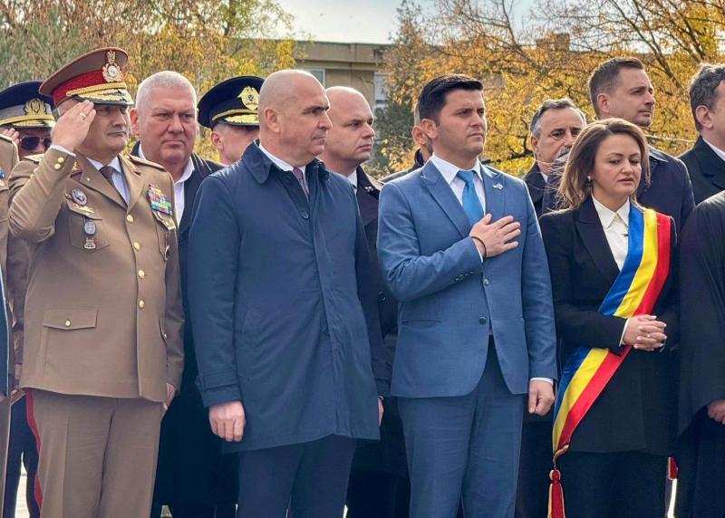 Ilie Bolojan, a román politikai élet ismert alakja, nem mindennapi helyzetbe került Nagykárolyban. A román hadsereg napja alkalmából rendezett ünnepségen a közönség kifütyülte őt, ami különös figyelmet keltett. A történtekről videófelvétel is készült, ame