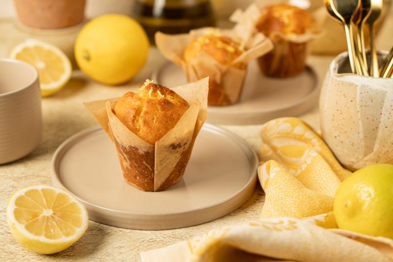 **Citromos Muffin – A Frissesség Íze**

Képzeld el, ahogy a konyhában a friss citrom illata betölti a teret, miközben elkészíted ezt a könnyed és üdítő muffin receptet. A citromos muffin nem csupán egy egyszerű sütemény, hanem egy igazi ízélmény, amely mi