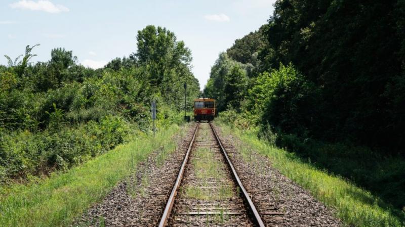 Éjszaka egy vonat indult el Mátészalkáról, ám meglepő módon mozdonyvezető nélkül. A különös esemény sokak figyelmét felkeltette, hiszen ilyen előfordulásra ritkán kerül sor.