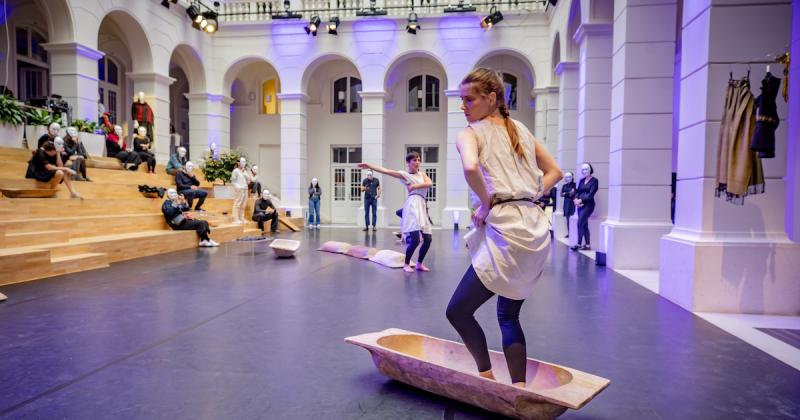 Budapesten egy különleges divatbemutatót rendeztek, amely eltért a megszokottól.