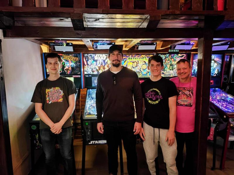 Adam Driver a budapesti Flippermúzeumban tett látogatása különleges élmény volt. A színész, aki világszerte ismert szerepeiről, felfedezte a múzeum egyedi flippergépeit, és elmerült a retro játékok varázsában. A Flippermúzeum nemcsak a játékgépek sokszínű