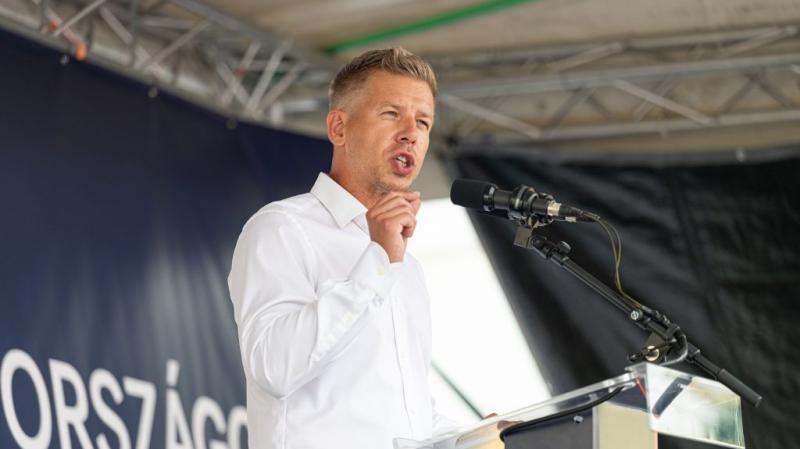 Lázár János, akit a köztudatban a politikai pályafutása révén ismernek, egy váratlan fordulat következtében osztrák bankárok középpontjába került, ahol milliárdos üzletek szövevénye bontakozott ki. Az események hátterében álló összefonódások és pénzügyi s