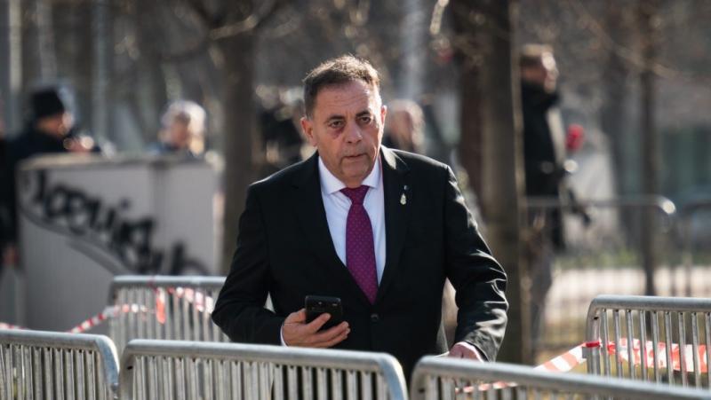 Pócs János különleges kampányvideót forgatott a temetőben | 24.hu